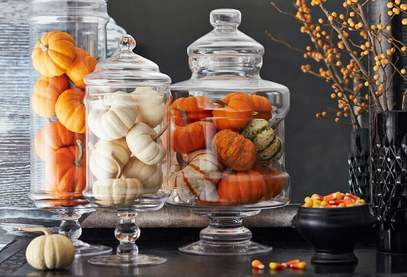 Halloween dekorációs tökök üveg edényekben