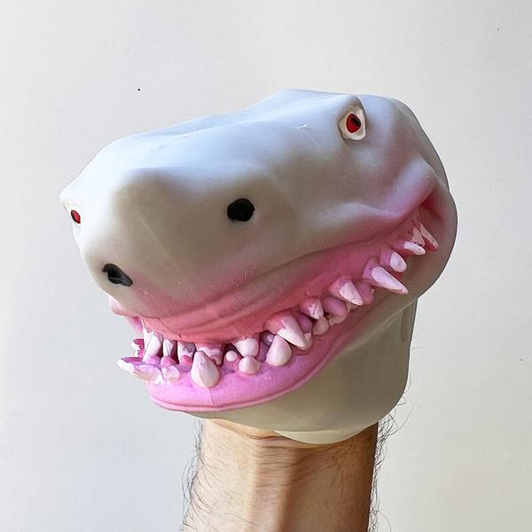 Szemből selfie egy cápa kézbábbal