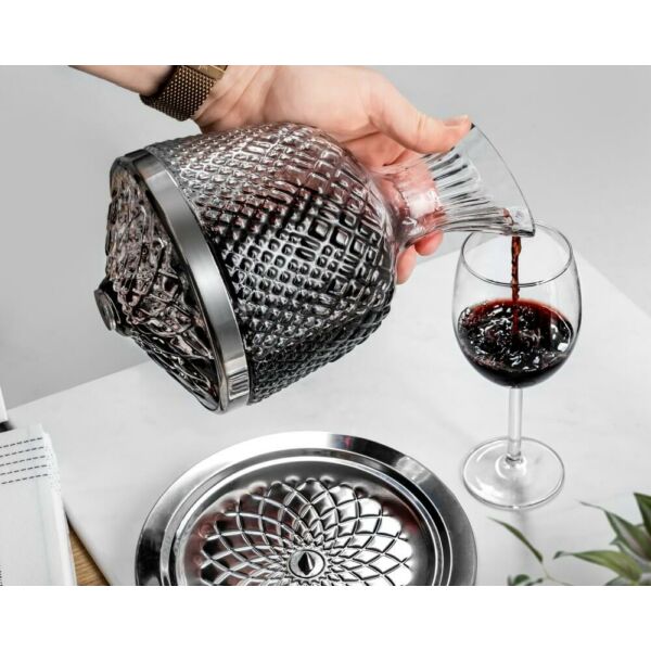 Kifinomult elegancia jellemzi az exkluzív 360 fokban forgó dekantáló üveget
