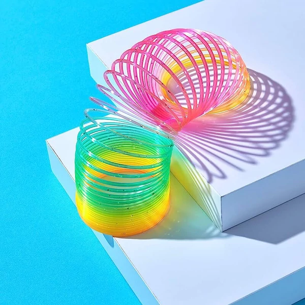 Slinky lépcsőn lépegető spirál